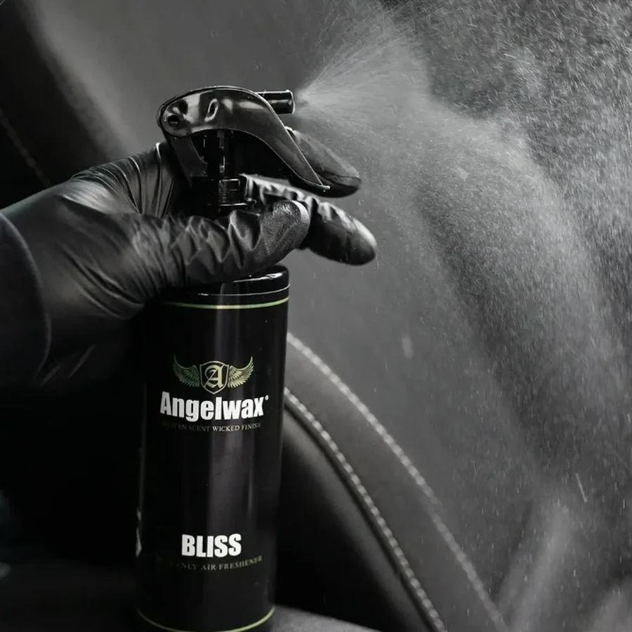 Angelwax BLISS araç içi koku spreyi koltuğa sıkılırken