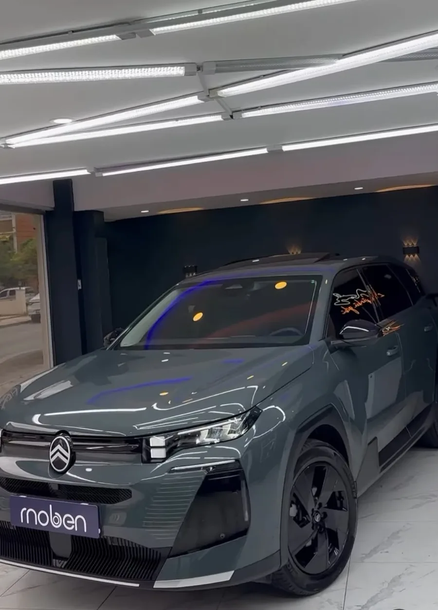 Pasta cila sonrası stüdyoda LED ışıklar altında parlayan gri Citroën