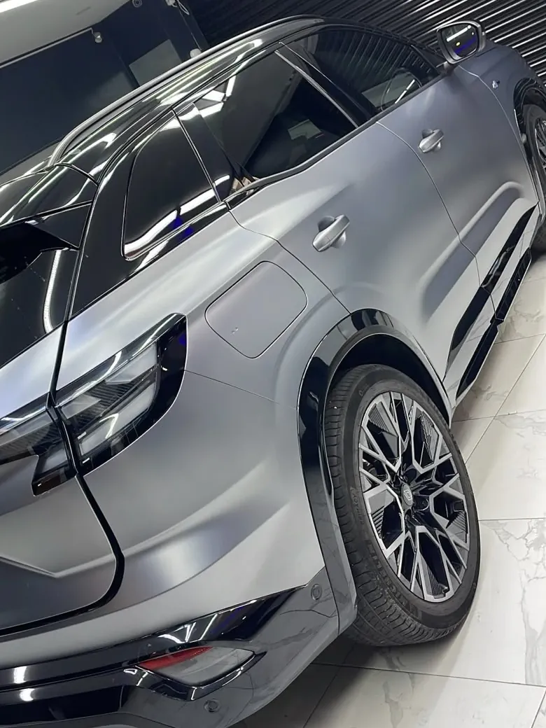 PPF kaplama sonrası stüdyoda mat gri SUV, arka çamurluk, stop lambası ve jant